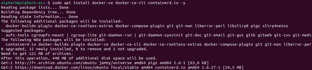 Terminal Linux affichant l'installation de Docker CE et des paquets associés via sudo apt install.